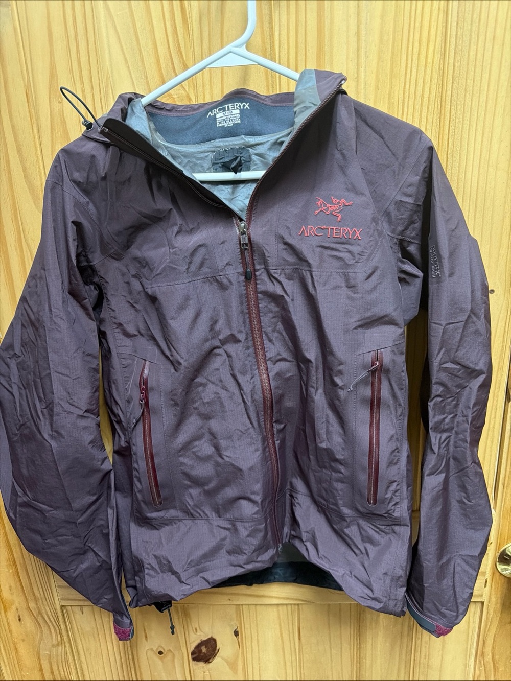 Vintage Arc'teryx Women's GORE-TEX Paclite Shell Jacket - Burgundy - medium